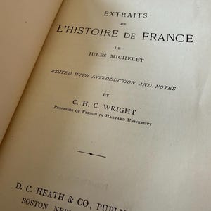 Puede incluir: Libro abierto con texto negro. El t&iacute;tulo es "EXTRAITS DE L'HISTOIRE DE FRANCE" de Jules Michelet. Editado por C. H. C. Wright, profesor de franc&eacute;s en la Universidad de Harvard. Publicado por D. C. Heath & Co.