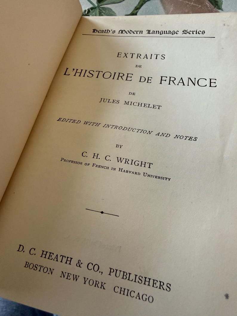 Puede incluir: Libro abierto con texto negro. El t&iacute;tulo es "EXTRAITS DE L'HISTOIRE DE FRANCE" de Jules Michelet. Editado por C. H. C. Wright, profesor de franc&eacute;s en la Universidad de Harvard. Publicado por D. C. Heath & Co.