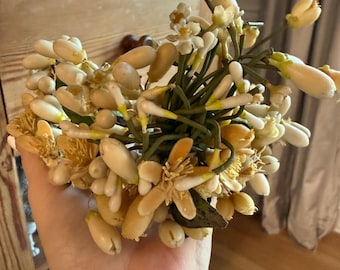 Impresionante corona nupcial antigua francesa victoriana con flores de cera y tocado floral grande.