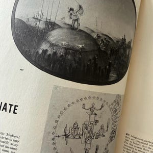Puede incluir: Ilustraciones en blanco y negro de un libro. Una muestra una figura nativa americana en una colina con una lanza, rodeada de una multitud. La otra es un diagrama circular con figuras. El texto incluye el n&uacute;mero 469 y la palabra "JATE".