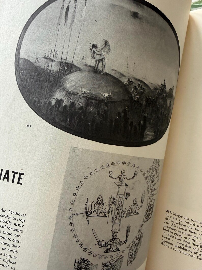 Puede incluir: Ilustraciones en blanco y negro de un libro. Una muestra una figura nativa americana en una colina con una lanza, rodeada de una multitud. La otra es un diagrama circular con figuras. El texto incluye el n&uacute;mero 469 y la palabra "JATE".
