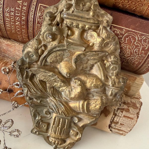 Fabuleux fragment architectural antique de récupération, décor d'oiseaux de fruits et d'urnes en métal doré, fin