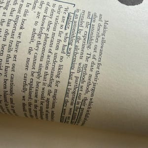 Puede incluir: Un letrero de madera r&uacute;stica con el texto "Welcome to our home" en letras blancas. El letrero presenta un acabado envejecido y un dise&ntilde;o sencillo y acogedor, ideal para un porche o entrada.