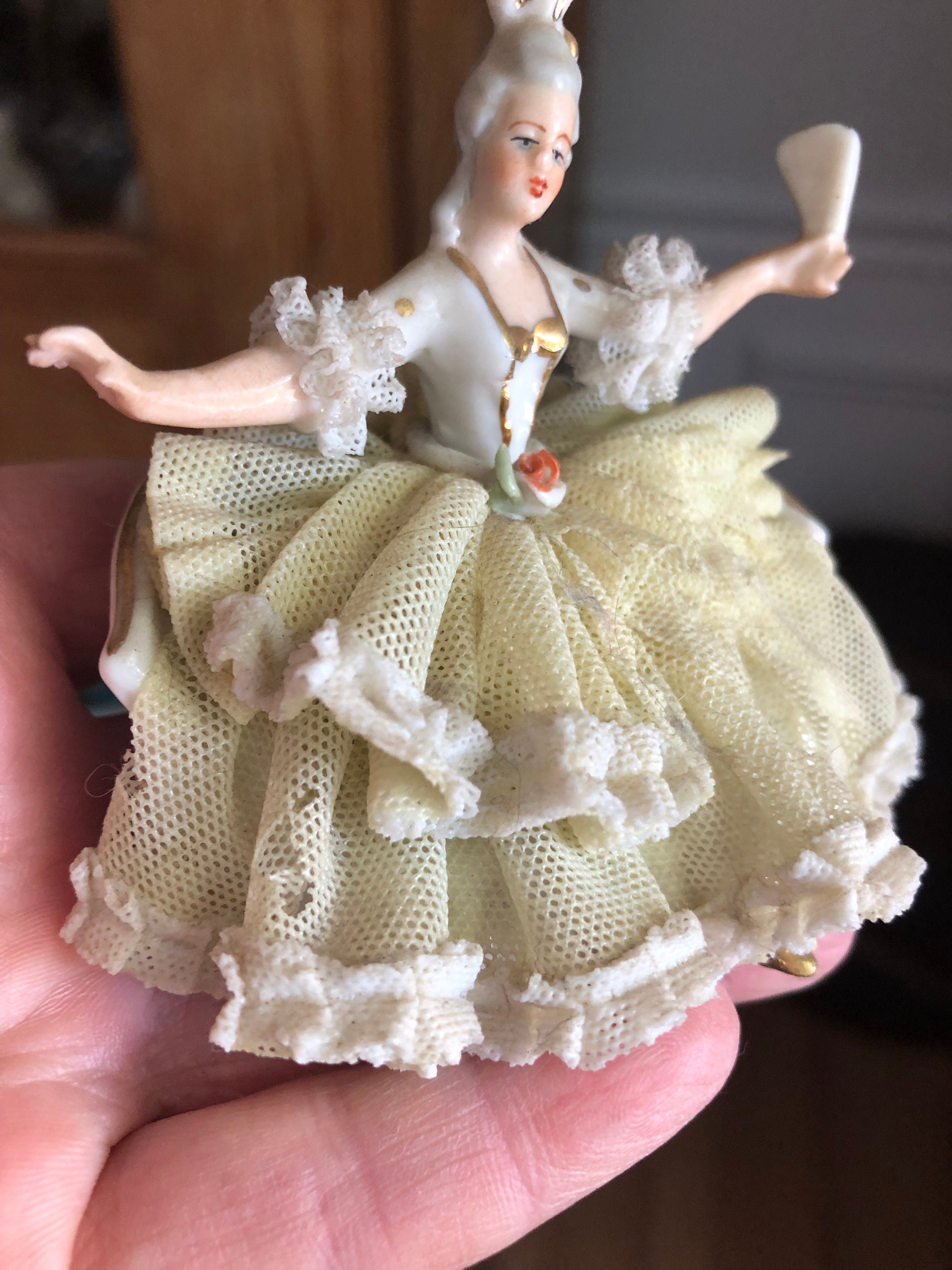 1 / 3 Dresden ドレスデン ソファーチェアに座る女性と鳥の置物 1 / 3