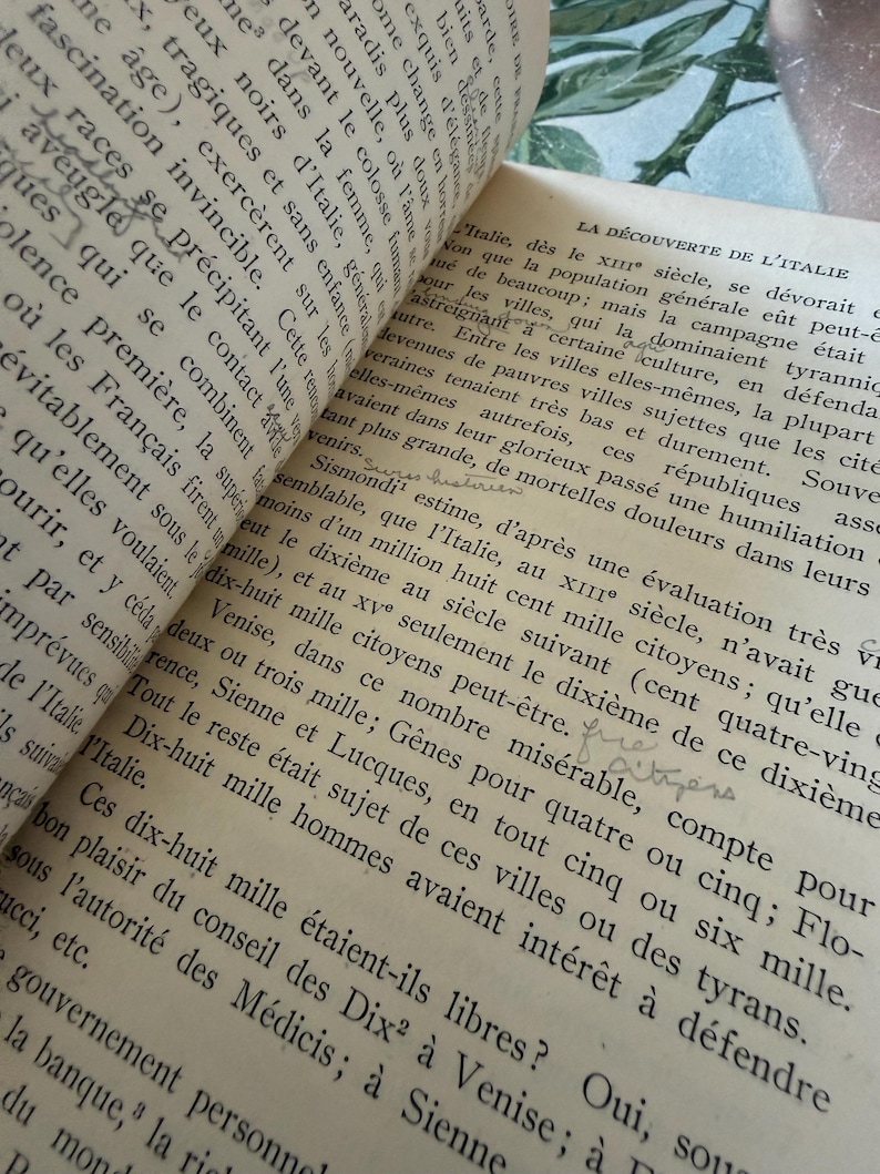 Puede incluir: Una taza de cer&aacute;mica blanca con un asa negra y el texto "But First, Coffee" en un estilo manuscrito. La taza est&aacute; sobre una superficie blanca. La taza mide aproximadamente 10 cm de alto.