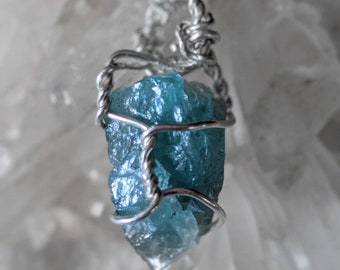 Hochwertige Blauer Apatit Sterling Silber Draht gewickelt Halskette, Kristall Anhänger, Silber Schmuck, Rohedelstein, unferal HiPPiE.