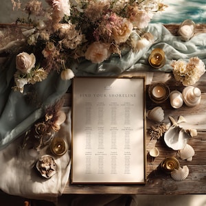 Puede incluir: Un plano de mesa de boda enmarcado con el texto "Find Your Shoreline" se encuentra sobre una mesa de madera, rodeado de conchas marinas, velas y arreglos florales. El plano incluye nombres de mesas como "Conch" y "Scallop".