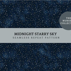 Pode incluir: Um padrão de repetição sem costuras intitulado Midnight Starry Sky da The Nursery Collection. O design apresenta um fundo azul-marinho escuro com pontos brancos e dourados dispersos que lembram estrelas. Texto: Original Artwork by Calico & Cream.