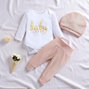 Conjunto de pelele y camiseta de manga larga con estampado de letras para bebé: un conjunto cómodo de dos piezas para niños