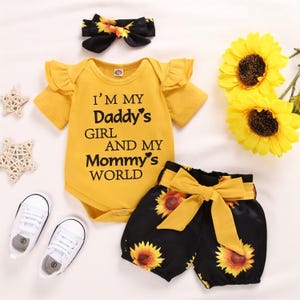 Adorable conjunto de 3 piezas para bebé con chaqueta con letras y pantalones cortos con girasoles