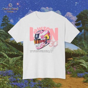 以下が含まれることがあります： ピンクと白のレーシングヘルメットのデザイン、名前「Lawson」、数字「30」が特徴の白いTシャツ。「I'M NOT HERE TO MAKE FRIENDS, I'M HERE TO WIN - THAT'S WHAT I'M FOCUSED ON DOING.」というテキストも含まれています。