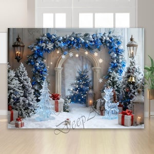 Puede incluir: Un telón de fondo navideño festivo con árboles cubiertos de nieve, regalos con lazos rojos y una guirnalda azul y plateada. La escena incluye un arco brillante, acentos de copos de nieve y una escultura de reno, creando una atmósfera de país de las maravillas invernal.