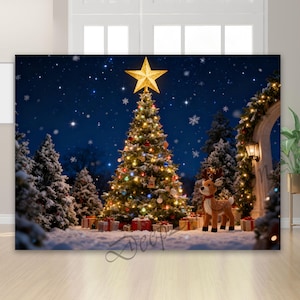 Puede incluir: Una escena navideña festiva con un árbol decorado coronado por una estrella dorada, rodeado de árboles cubiertos de nieve y regalos. Una figura de reno está cerca. El fondo es un cielo nocturno azul oscuro con copos de nieve.