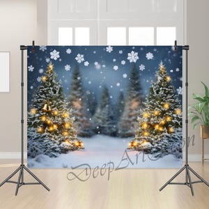 Puede incluir: Un telón de fondo navideño con una escena de bosque nevado con dos árboles de Navidad decorados. Los árboles están adornados con luces doradas y campanas. Los copos de nieve caen sobre un cielo azul oscuro. El telón de fondo está sostenido por un soporte negro.
