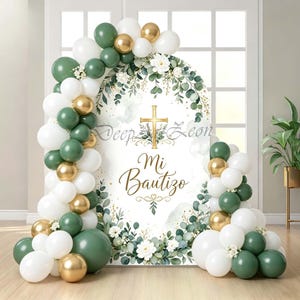 Arco de fundo para batizado "Mi Bautizo": Decoração para chá de bebê com tema verde e dourado.