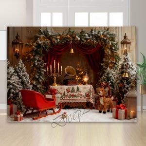 Peut inclure: Une scène de Noël festive avec un traîneau rouge, des cadeaux et une figurine de renne. L'arrière-plan présente des arbres enneigés, un rideau rouge et une table avec une nappe sur le thème de Noël. Des lanternes et un gramophone vintage ajoutent à l'ambiance.