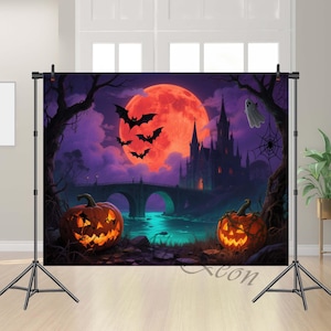 Könnte beinhalten: Halloween-Hintergrund mit einer gruseligen Szene mit einem großen orangefarbenen Mond, Fledermäusen, einem Schloss und Kürbislaternen. Der Hintergrund hat eine Brücke über einen Fluss und einen Geist. Die Farbpalette umfasst Lila, Orange und Schwarz.