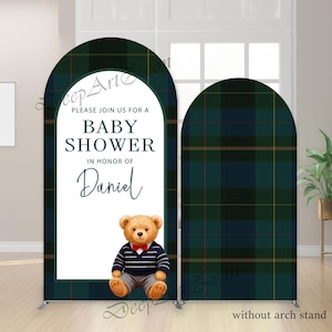 Könnte beinhalten: Ein Babyparty-Bogen-Hintergrund mit einem grün-marinefarbenen Karomuster. Der Bogen zeigt den Text "PLEASE JOIN US FOR A BABY SHOWER IN HONOR OF Daniel" und eine Teddybär-Illustration. Die Worte "without arch stand" sind ebenfalls sichtbar.