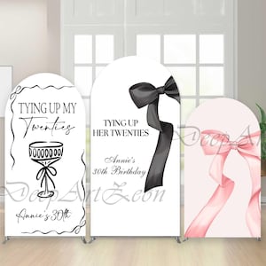 Puede incluir: Tres pancartas de fiesta arqueadas. La pancarta izquierda dice "Tying Up My Twenties" con una ilustración de copa de cóctel. La pancarta central dice "Tying Up Her Twenties" con una ilustración de lazo negro. La pancarta derecha presenta un lazo rosa.