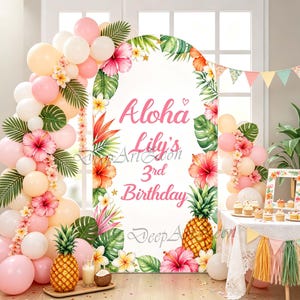 Può includere: Uno sfondo ad arco con fiori tropicali di ibisco, foglie di palma e ananas con il testo Aloha Lily's 3rd Birthday. L'esposizione è circondata da una ghirlanda di palloncini nei toni del rosa, pesca e bianco.