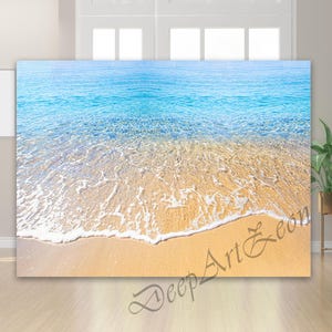 Könnte beinhalten: Ein Leinwanddruck, der eine ruhige Strandszene darstellt. Das Kunstwerk zeigt einen leuchtend blauen Ozean, der auf einen sandigen Strand trifft. Sanfte Wellen mit weißem Schaum rollen auf den Strand. Der Text "DeepArtZ.com" ist unten rechts sichtbar.