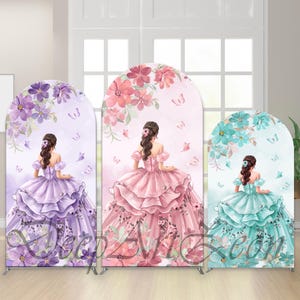 Op de afbeelding: Drie gebogen achtergrondstandaards met illustraties van vrouwen in baljurken. De jurken zijn in tinten paars, roze en teal, met bloemen- en vlinderaccenten. Ideaal voor fotohokjes of evenementdecoraties.