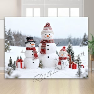 Puede incluir: Escena invernal con tres muñecos de nieve de diferentes tamaños, cada uno con sombrero y bufanda. Tienen brazos de ramitas y botones. Pequeños árboles de Navidad y regalos están esparcidos. El fondo muestra un bosque nevado.