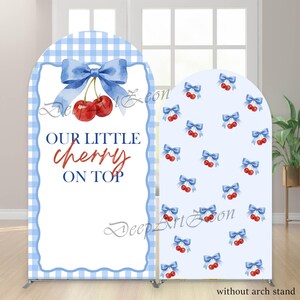 Könnte beinhalten: Zwei gebogene Hintergrundbanner. Eines zeigt einen blau-weiß karierten Rand, eine Aquarellschleife, Kirschen und den Text "OUR LITTLE cherry ON TOP". Das andere Banner hat einen hellblauen Hintergrund mit sich wiederholenden Kirsch- und Schleifengrafiken. Der Text "without arch stand" steht unten.