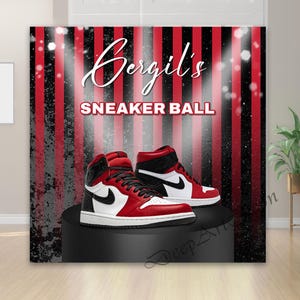Peut inclure: Une paire de baskets montantes rouges, noires et blanches sur un piédestal noir. Le fond présente un motif à rayures rouges et noires avec les mots "Sergil's SNEAKER BALL" en blanc.