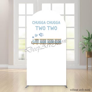Puede incluir: Fondo blanco en forma de arco con una ilustración de tren azul y el texto "CHUGGA CHUGGA TWO TWO". El tren tiene detalles en azul y amarillo, con nubes esponjosas encima. El fondo está montado frente a una ventana.