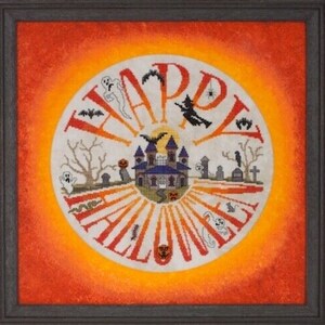 Puede incluir: Arte de punto de cruz enmarcado con temática de Halloween. El diseño presenta las palabras "HAPPY HALLOWEEN" en naranja, rodeando un castillo espeluznante, fantasmas, murciélagos y una bruja. El fondo es un degradado de naranja y rojo.