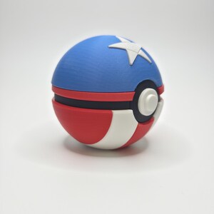 Peut inclure: Une Pok&eacute; Ball color&eacute;e, avec le haut bleu orn&eacute; d'une &eacute;toile blanche, le bas rouge et un centre blanc et noir. Un accessoire amusant pour les fans de la s&eacute;rie anim&eacute;e.