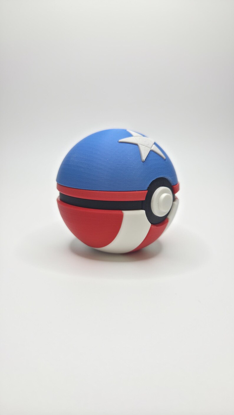 Peut inclure: Une Pok&eacute; Ball color&eacute;e, avec le haut bleu orn&eacute; d'une &eacute;toile blanche, le bas rouge et un centre blanc et noir. Un accessoire amusant pour les fans de la s&eacute;rie anim&eacute;e.