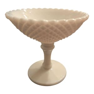Plato para dulces con pedestal de cristal de leche Westmireland vintage con forma de diamante y clavos ingleses