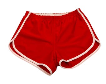 Pantaloncini da corsa vintage Kmart in poliestere rosso anni '70 con rifiniture bianche, stile delfino, realizzati negli Stati Uniti, taglia 36/38