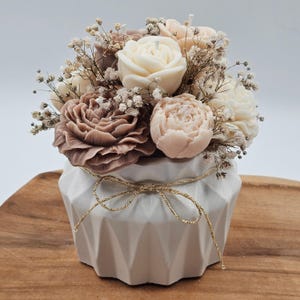 Handgemachte Kerzenblumen in Keraflott-Vase – Rosenbouquet aus Rapswachs | Duft „Frizzante und Rose“ | Elegante Deko & Geschenkidee