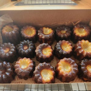 15 Medium Canelé de Bordeaux | Copper Baked | Ultra-Crisp Caramelized Crust | 6+ Pastries | Real Vanilla Beans | French Canneles Pastries