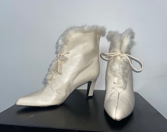 vintage designer Stuart Weitzman cream white leather  fur ankle granny boots Victorian 7.5 leather lining leather sole