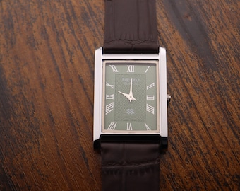 Reloj Seiko Tank vintage: esfera verde, correa de piel marrón