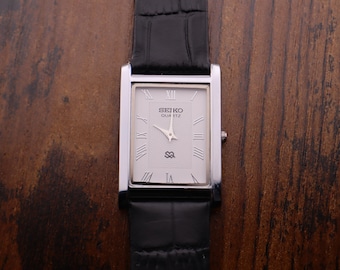 Reloj de vestir Seiko vintage, raro, para hombre, de cuarzo, delgado, con esfera blanca y correa de cuero negro.