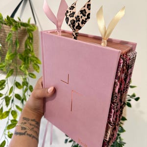 Pink NIV Jesus Bible, Cheetah Tabs, Personalized Gift imagem 6