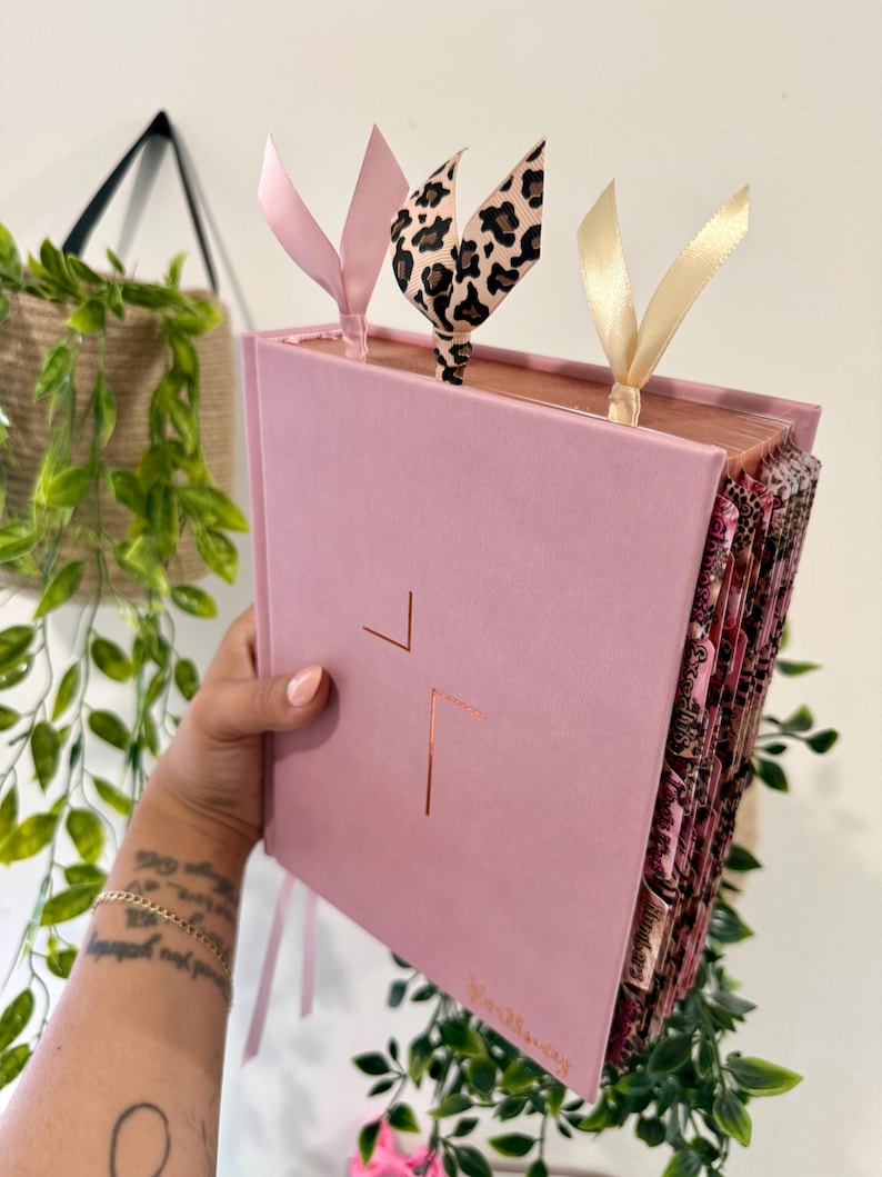 Pink NIV Jesus Bible, Cheetah Tabs, Personalized Gift imagem 6