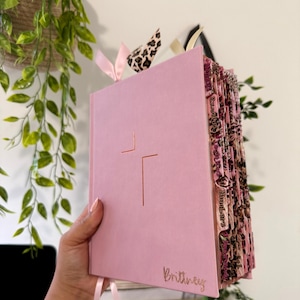 Pink NIV Jesus Bible, Cheetah Tabs, Personalized Gift imagem 1