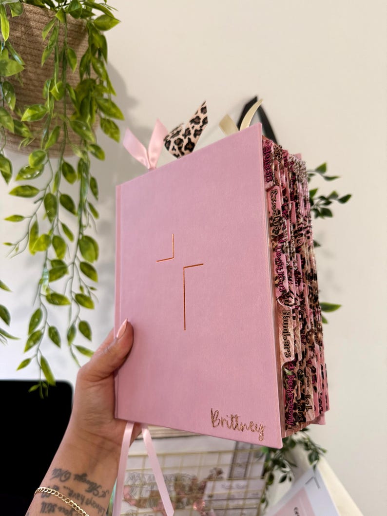 Pink NIV Jesus Bible, Cheetah Tabs, Personalized Gift imagem 1