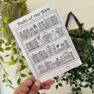 Peut inclure: Une feuille de papier blanche avec le titre "Books of the Bible" est tenue. Elle présente une étagère avec les noms des livres de la Bible. L'image est en noir et blanc, avec des illustrations de plantes.