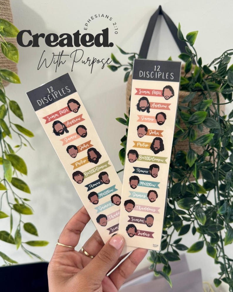 K&ouml;nnte beinhalten: Zwei beige Lesezeichen mit Illustrationen der 12 J&uuml;nger. Jedes Lesezeichen zeigt die Namen und Cartoon-Gesichter der J&uuml;nger. Der Text "Created With Purpose" und "Ephesians 2:10" befindet sich oben.