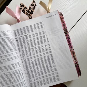 Pink NIV Jesus Bible, Cheetah Tabs, Personalized Gift imagem 9