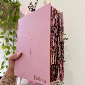 Pink NIV Jesus Bible, Cheetah Tabs, Personalized Gift imagem 3