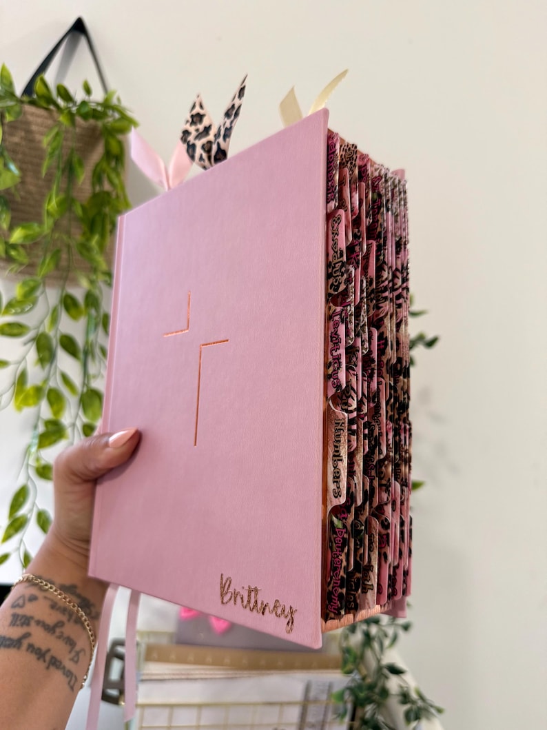 Pink NIV Jesus Bible, Cheetah Tabs, Personalized Gift imagem 3