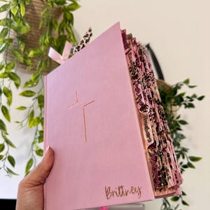 Pink NIV Jesus Bible, Cheetah Tabs, Personalized Gift imagem 8